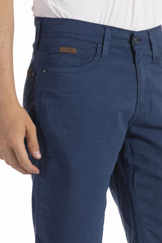 Relaxed Bermuda shorts in GENESYX straight cut cotton canvas