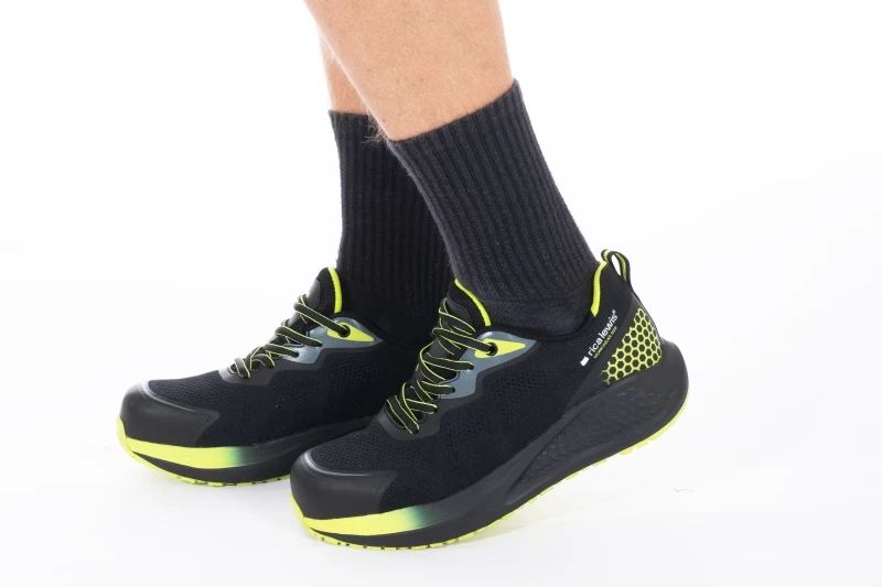 Scarpa antinfortunistica leggera e traspirante COBRA