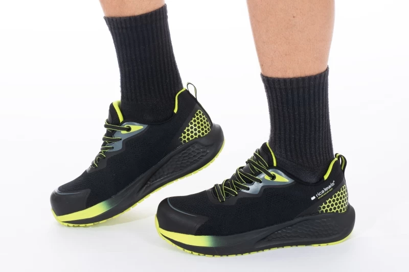 Lightweight and breathable safety shoe COBRA