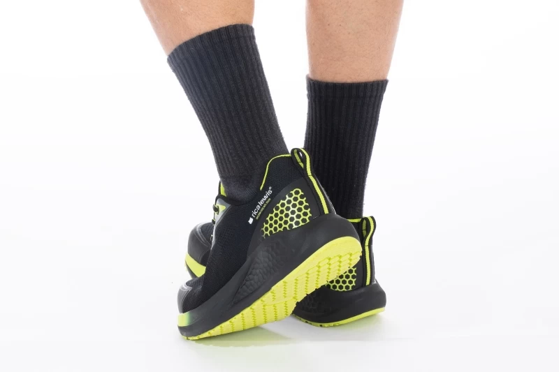 Lightweight and breathable safety shoe COBRA