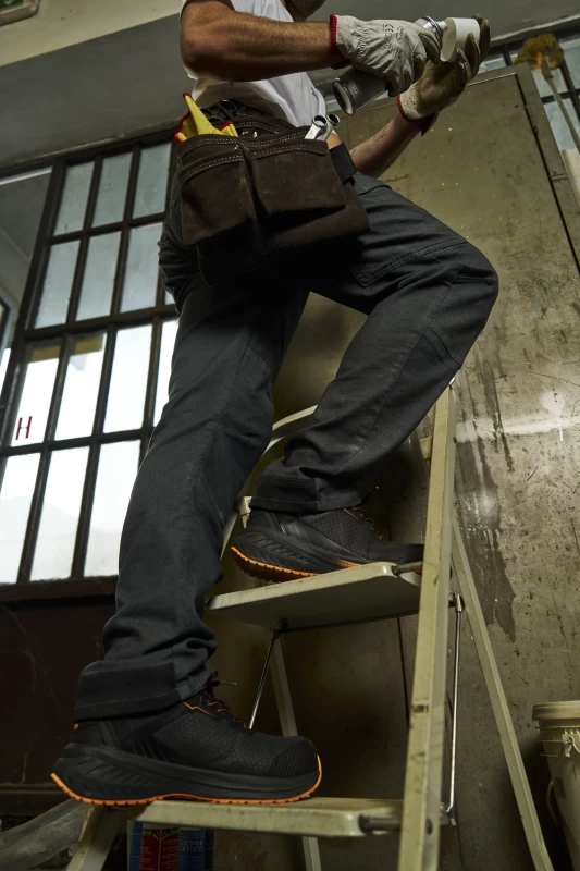 Lightweight and breathable safety shoe VIPER